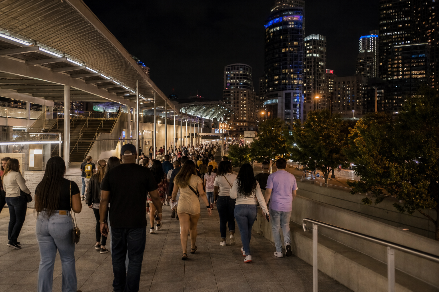 夜间观众从亚特兰大市中心体育馆前往MARTA