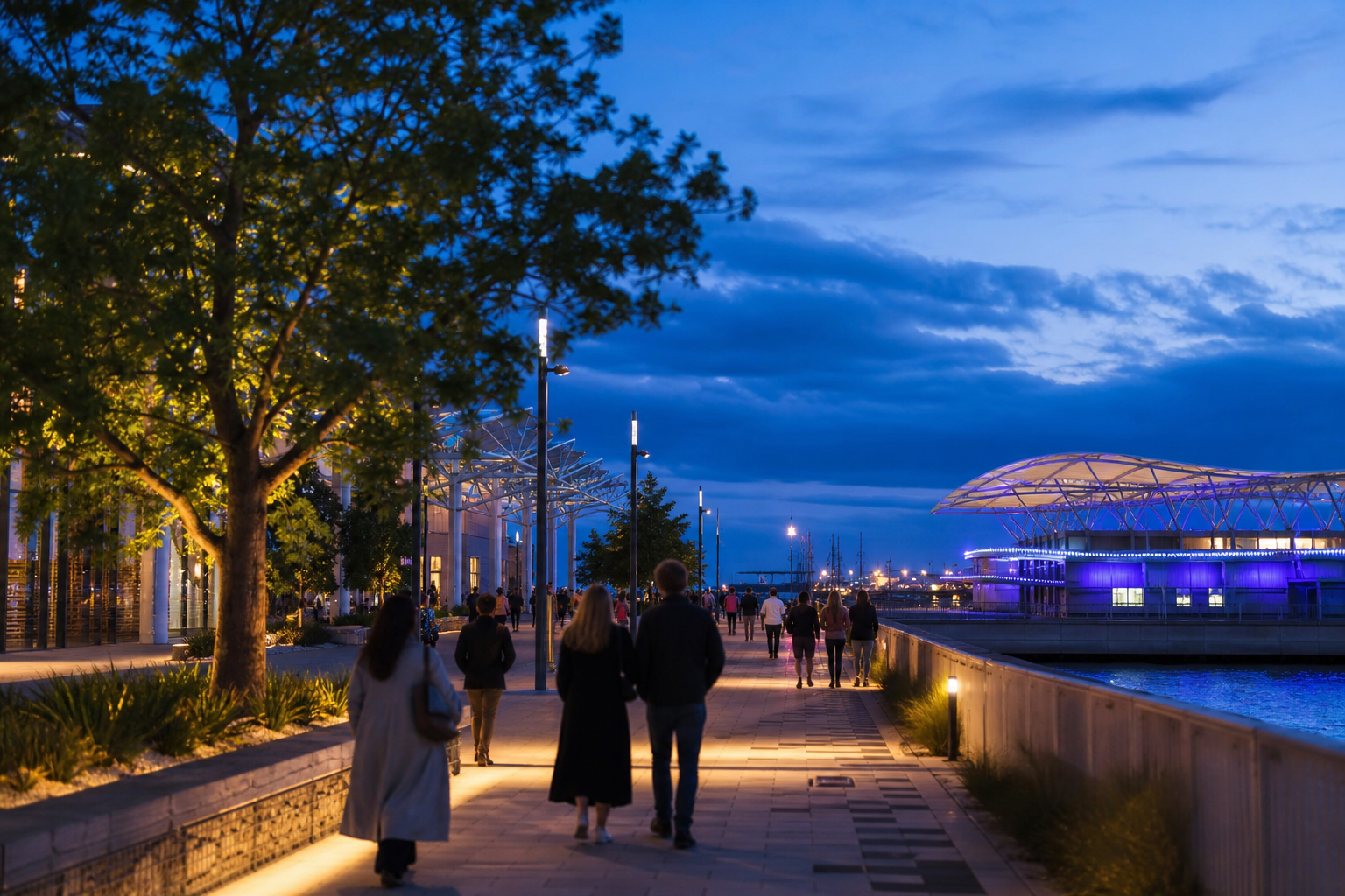 오클랜드 Britomart 수변에서 Spark Arena 방향으로 걷는 저녁 관람객