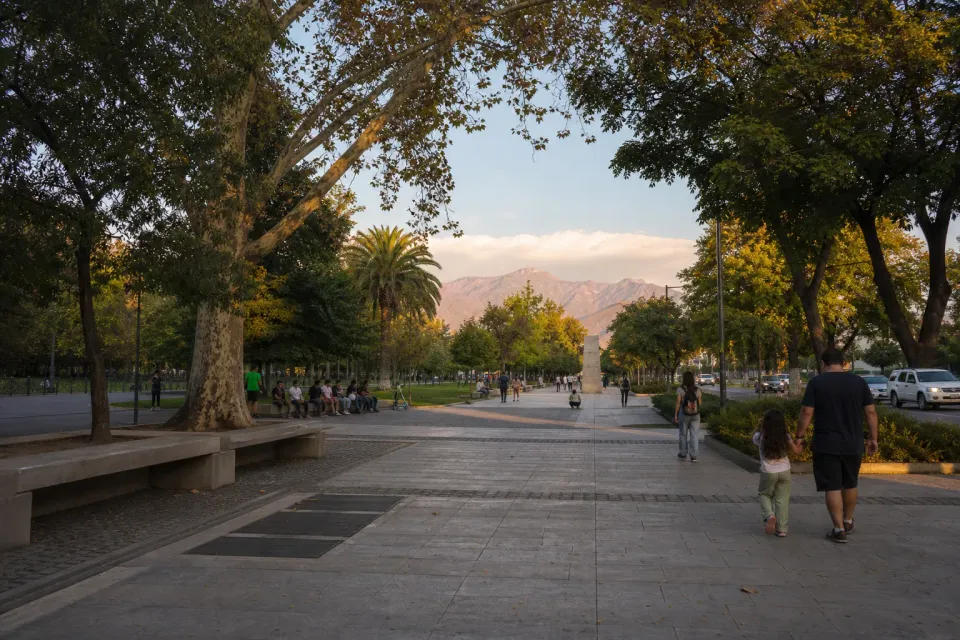 アンデスを望むSantiago Ñuñoaの並木広場を歩く来訪者