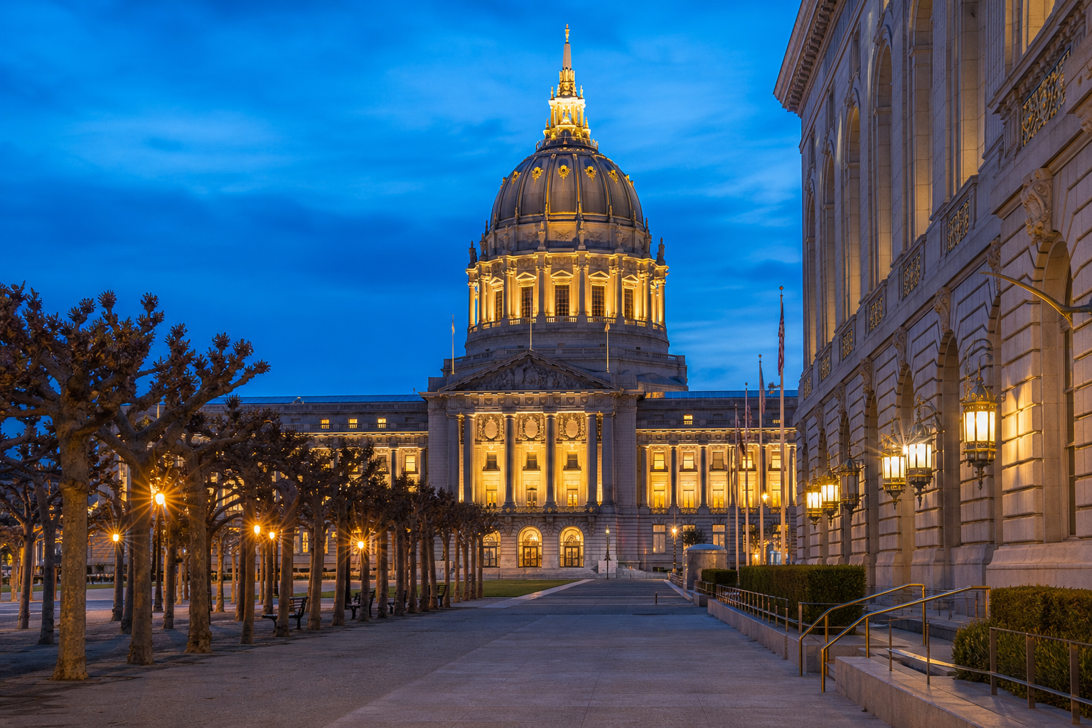 ブルーアワーのサンフランシスコ市庁舎とCivic Center Plaza