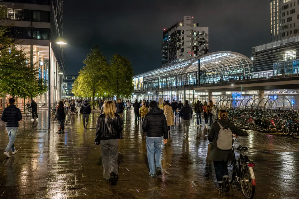 夜のAmsterdam Bijlmer ArenA駅へ向かう公演客と自転車の風景