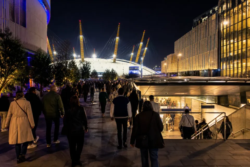 伦敦The O2演出结束后观众夜间走向North Greenwich地铁站