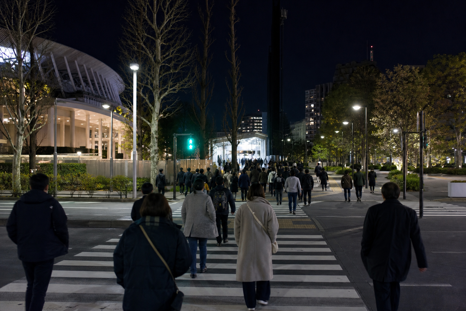 夜の東京体育館から千駄ケ谷駅へ向かう観客