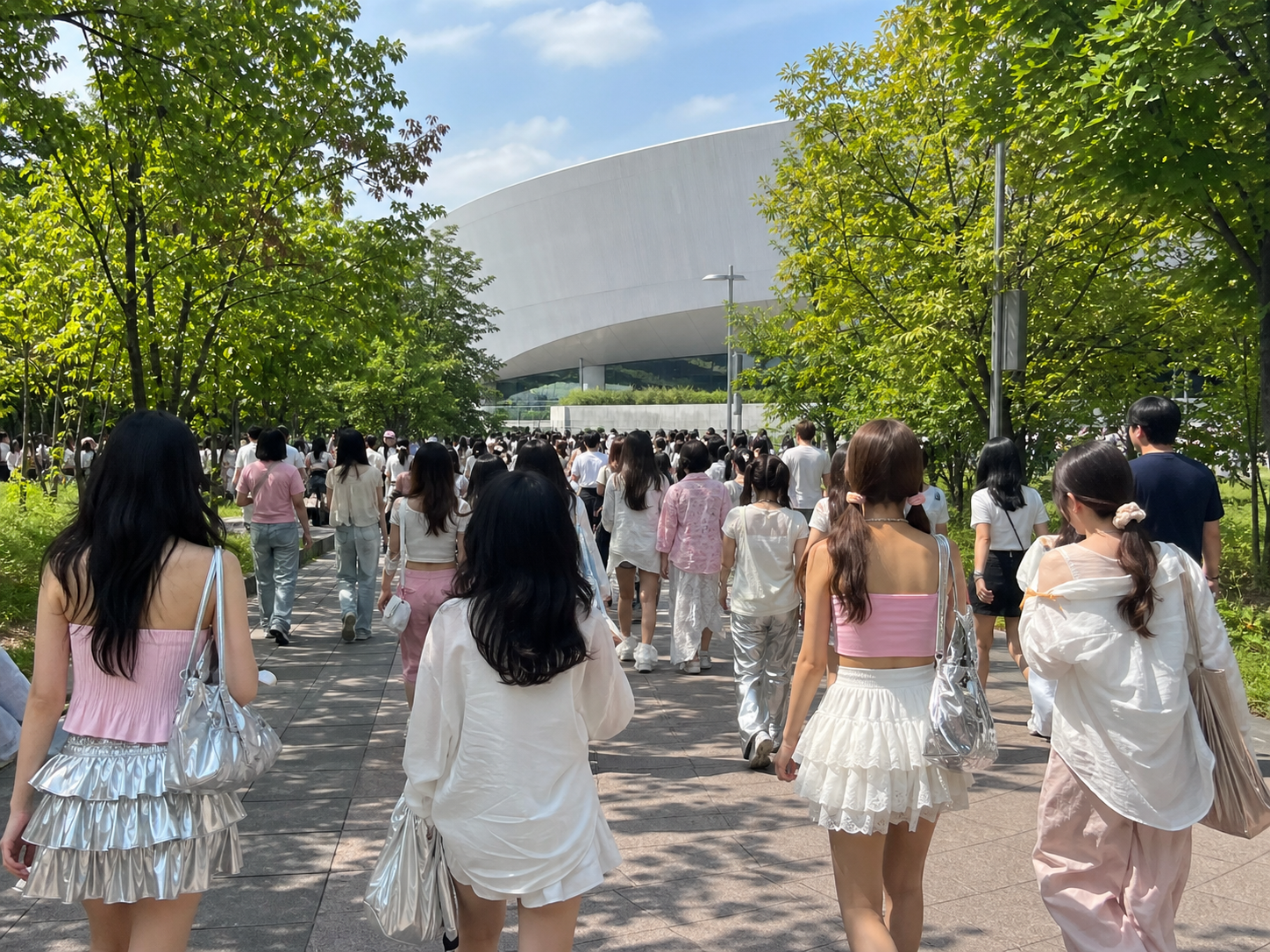 前往演出场馆的观众