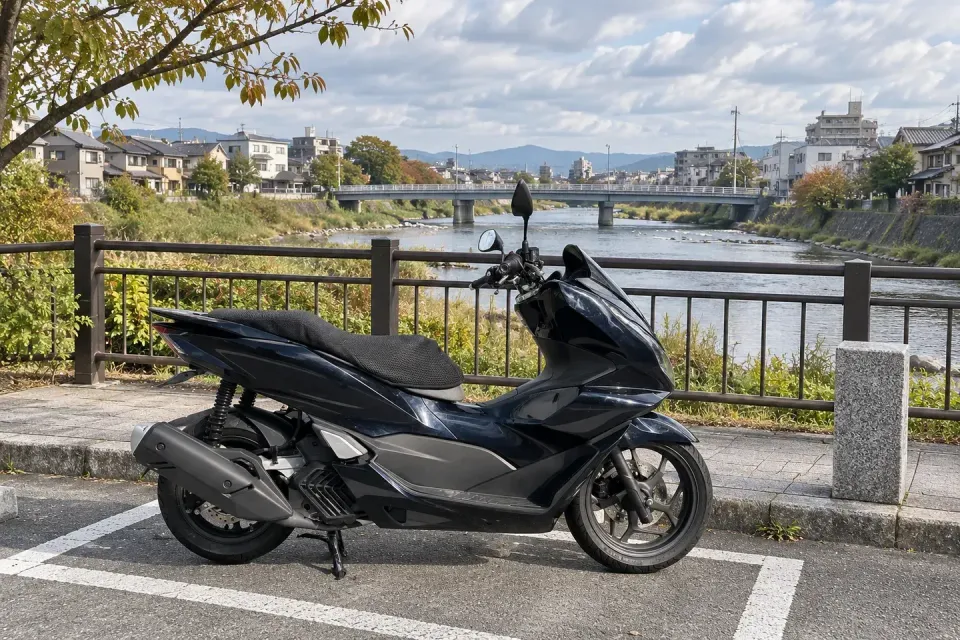 강변 주차 공간에 세워 둔 PCX125와 주변 풍경