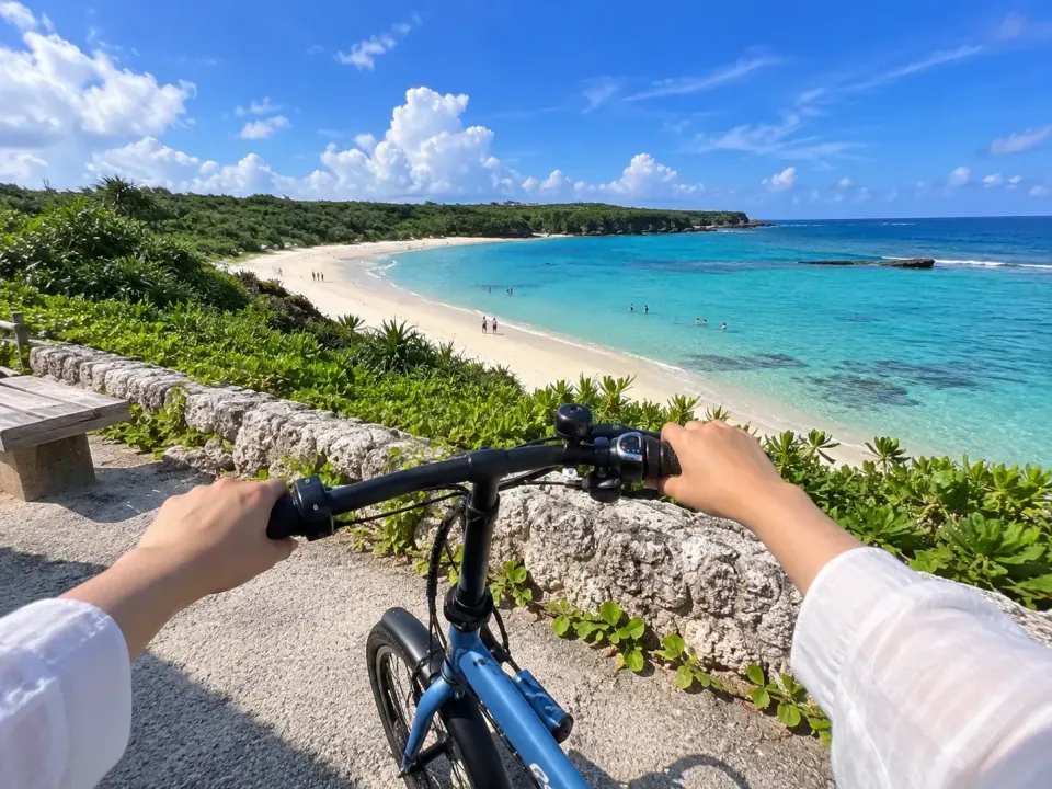 A viewpoint looking at the bicycle and the sea while stopped at a rest area on the Miyakojima coast.