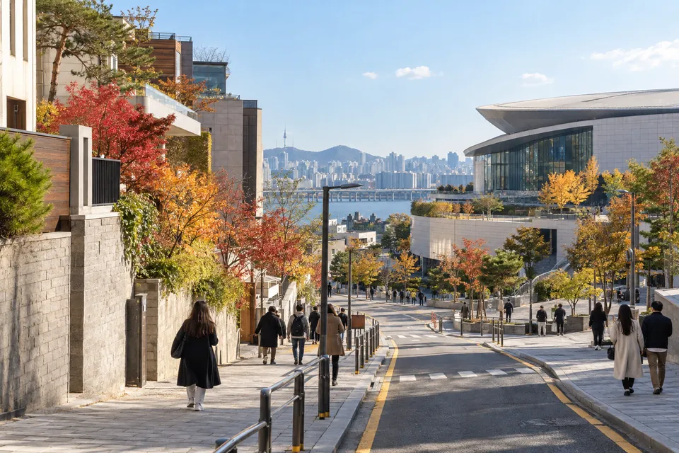AI-generated autumn pedestrian route near a concert complex in Hannam