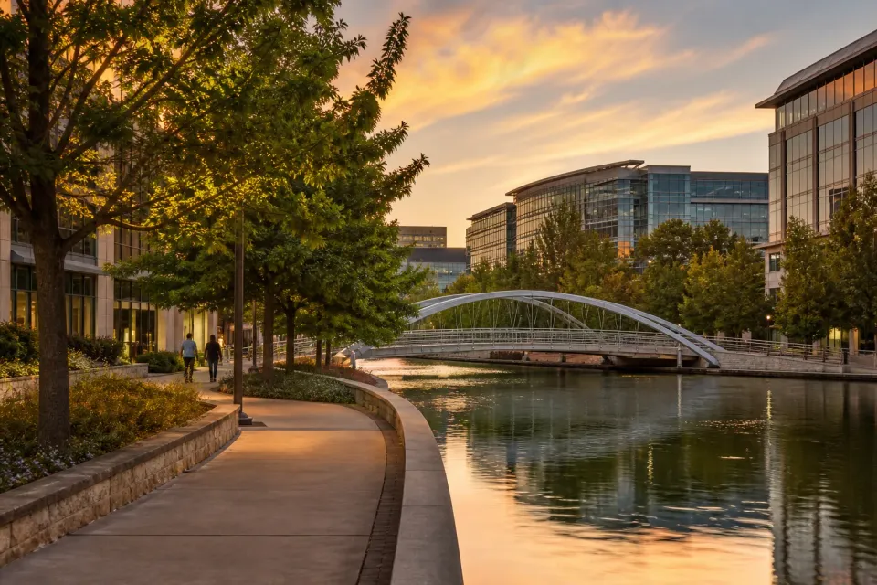 夕陽下歐文Las Colinas Urban Center的運河步道與人行橋
