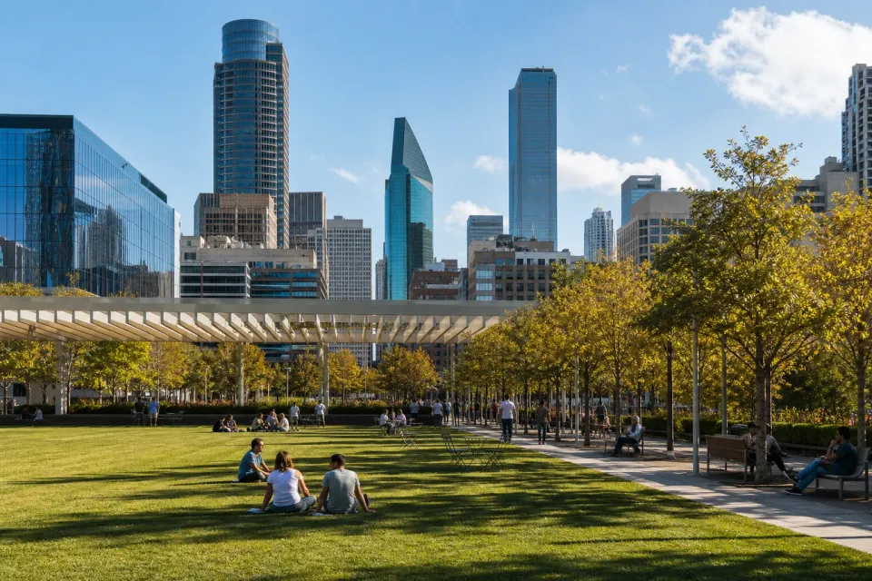DallasKlyde Warren Park步道与城市景观，适合XG演出前短途游览