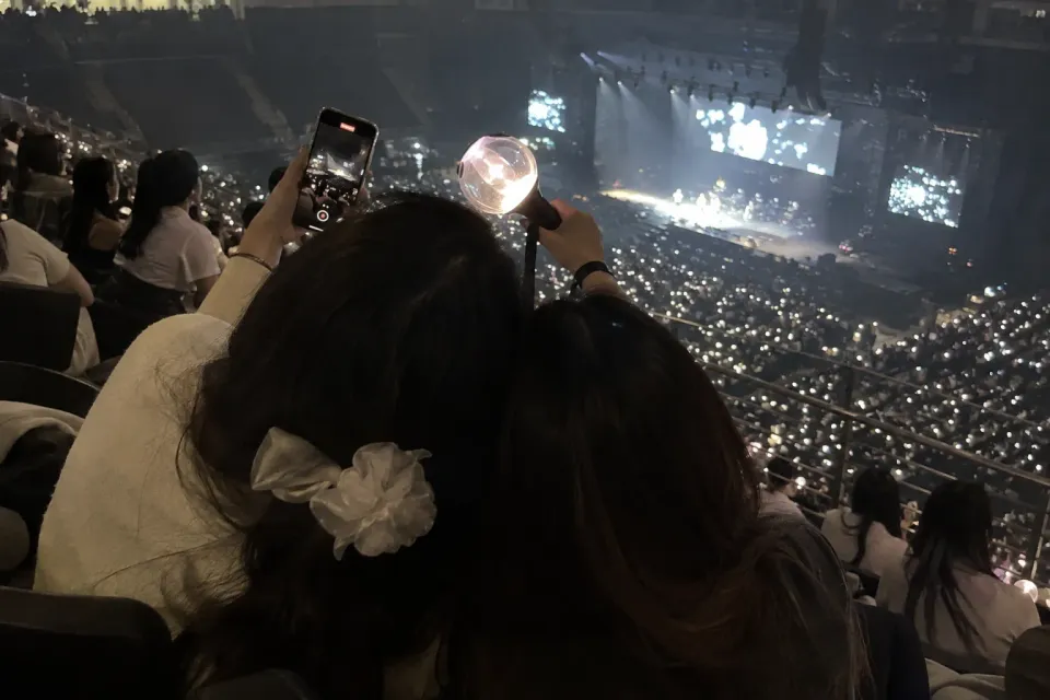 客席で開演を待つ観客