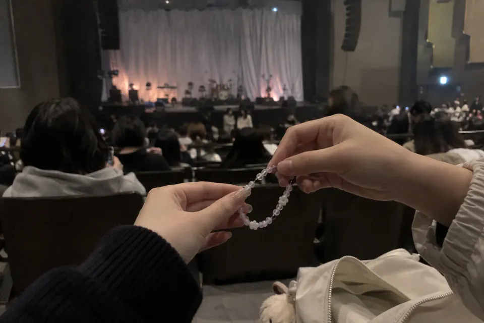 객석에서 공연 시작을 기다리는 관람객