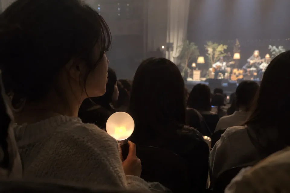 객석에서 공연 시작을 기다리는 관람객