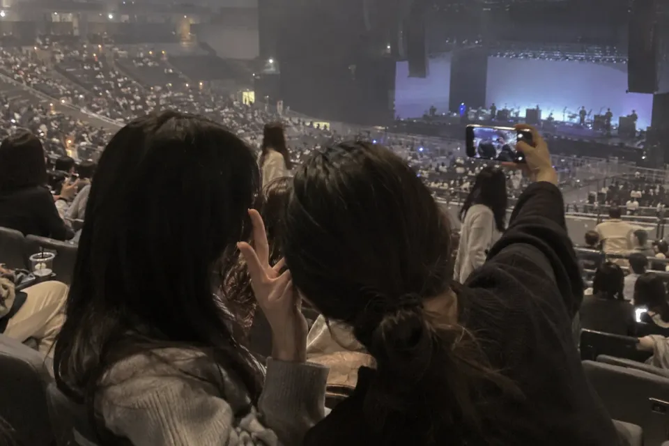 客席で開演を待つ観客