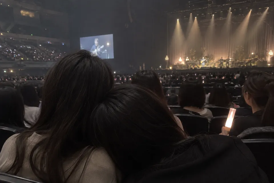 客席で開演を待つ観客