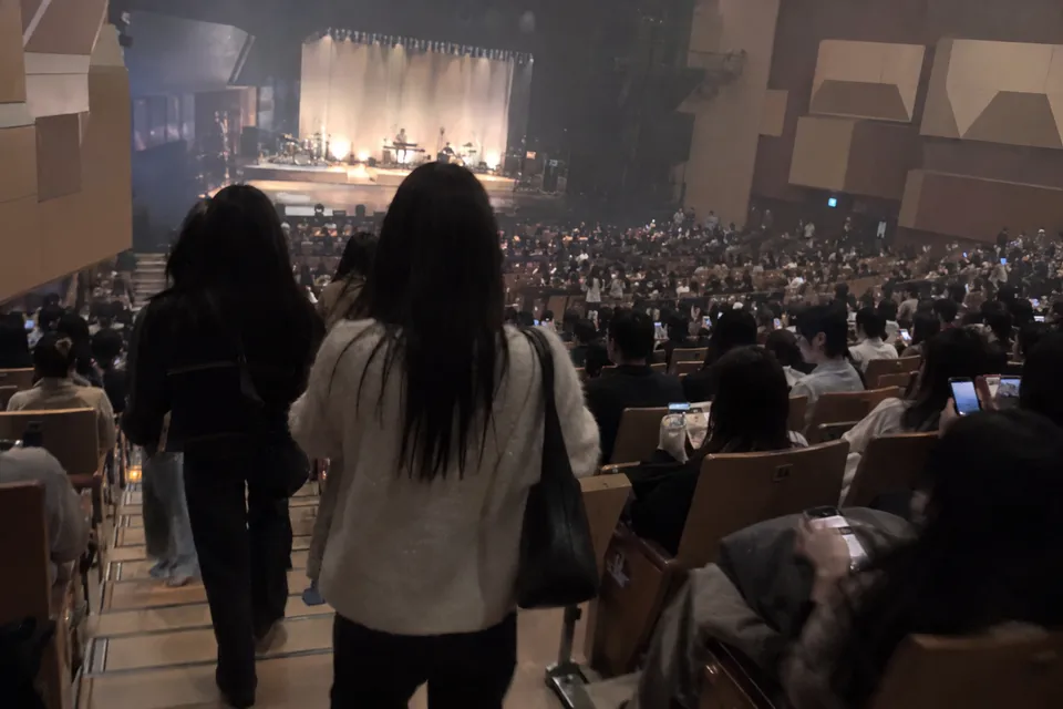 客席で開演を待つ観客