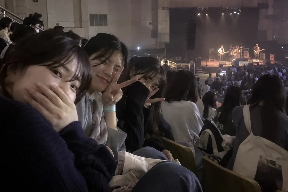 客席で開演を待つ観客