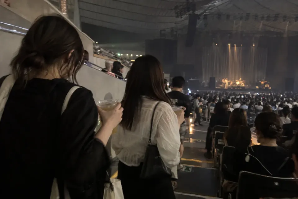 客席で開演を待つ観客