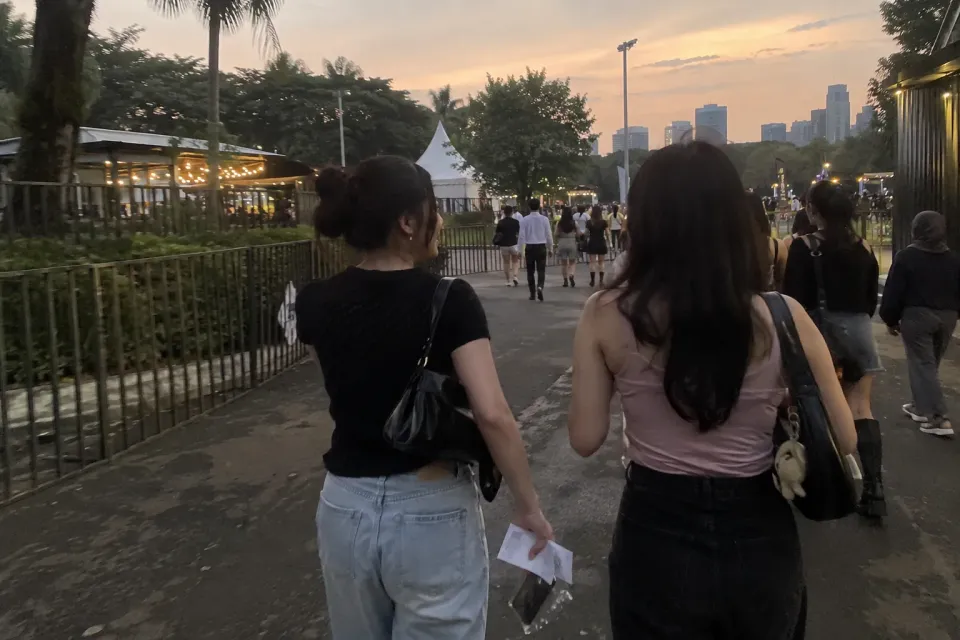 会場に到着して入場準備をする観客