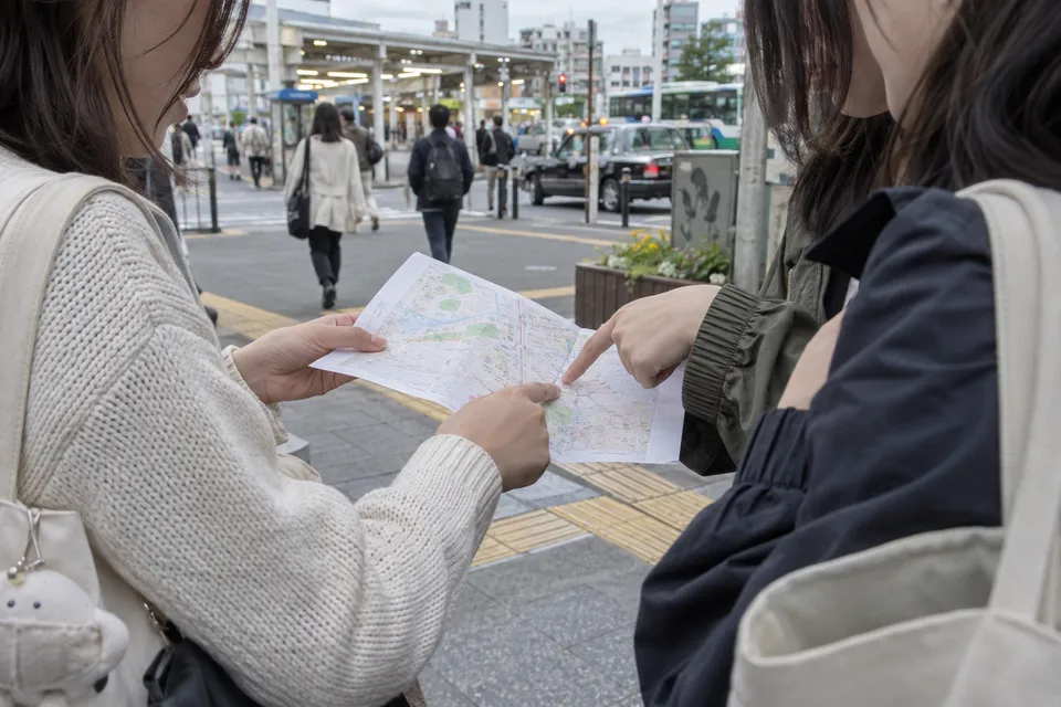 会場に到着して入場準備をする観客