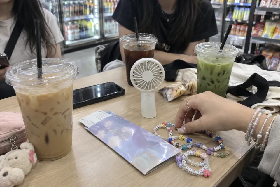 会場に到着して入場準備をする観客