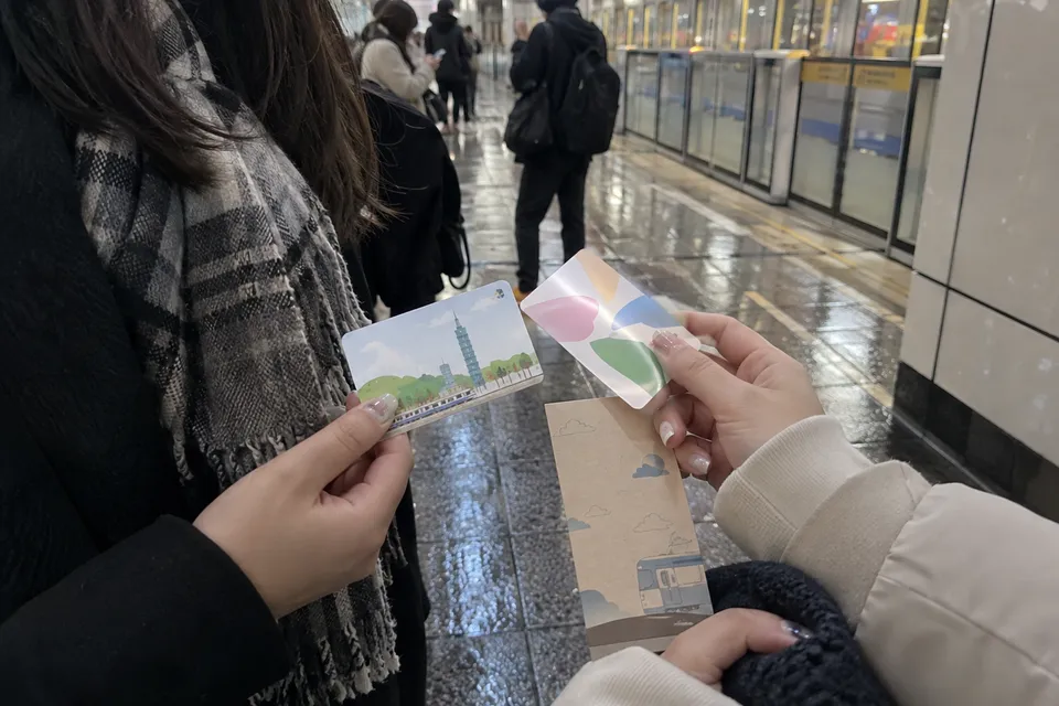 会場に到着して入場準備をする観客