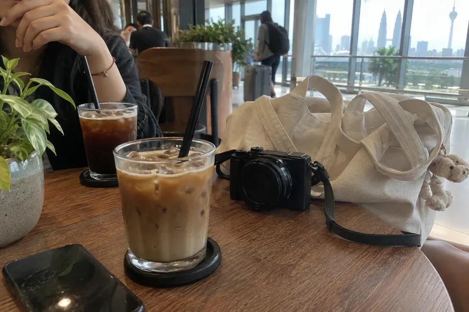 会場に到着して入場準備をする観客