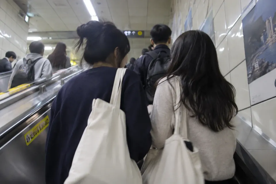 공연장에 도착해 입장을 준비하는 관람객