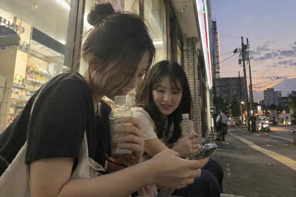 会場に到着して入場準備をする観客