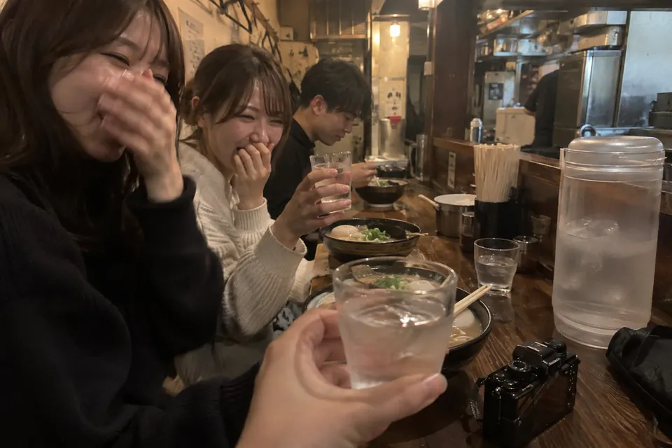 会場に到着して入場準備をする観客