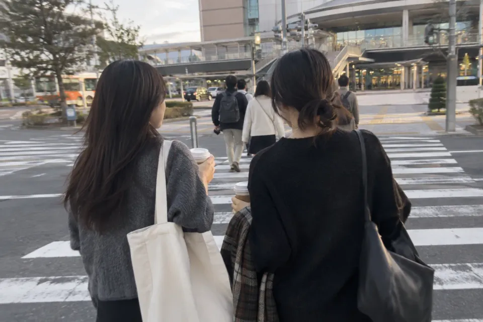 会場に到着して入場準備をする観客