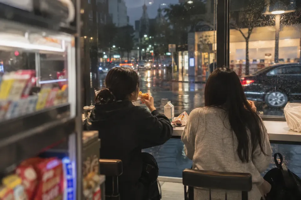 会場に到着して入場準備をする観客
