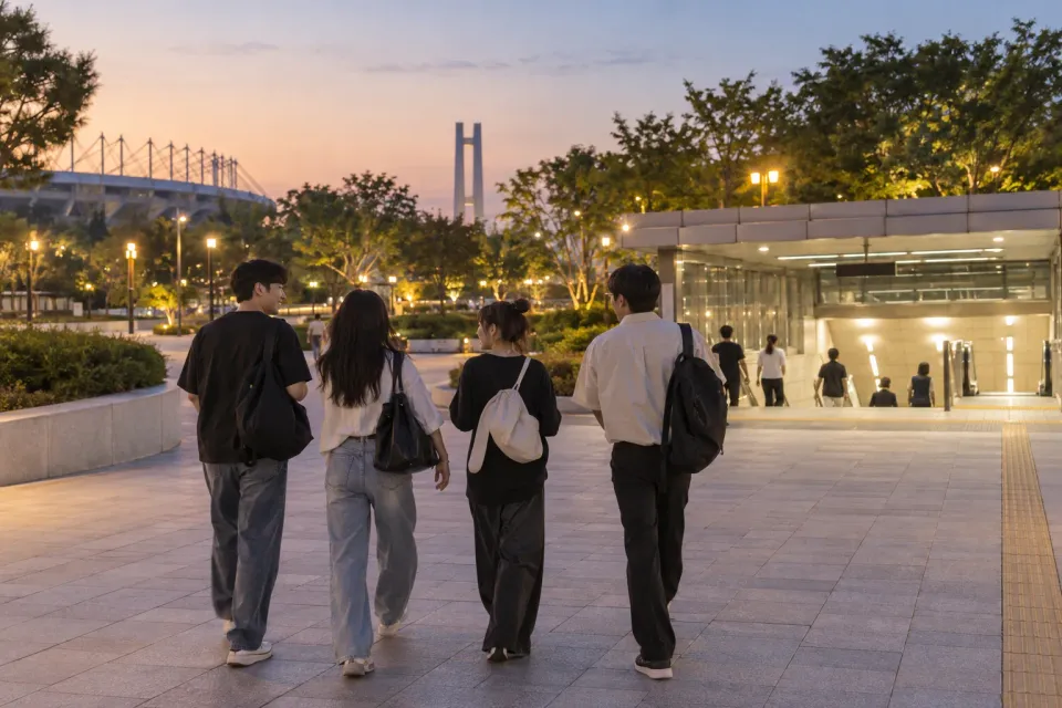 Concertgoers returning to the Olympic Park subway after an evening show