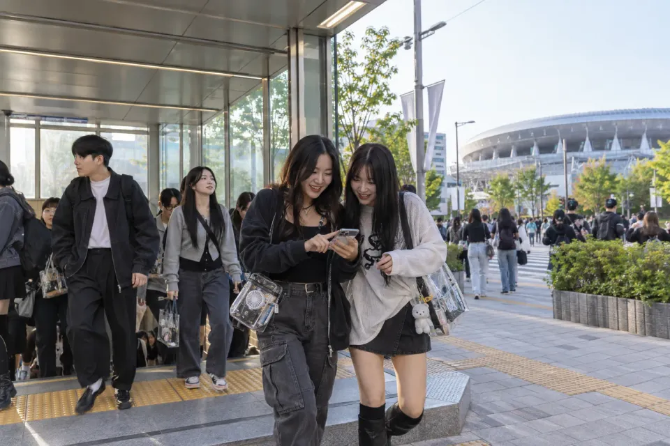 Concertgoers leaving Balsan Station for KBS Arena in Seoul