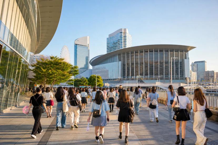 前往演出场馆的观众