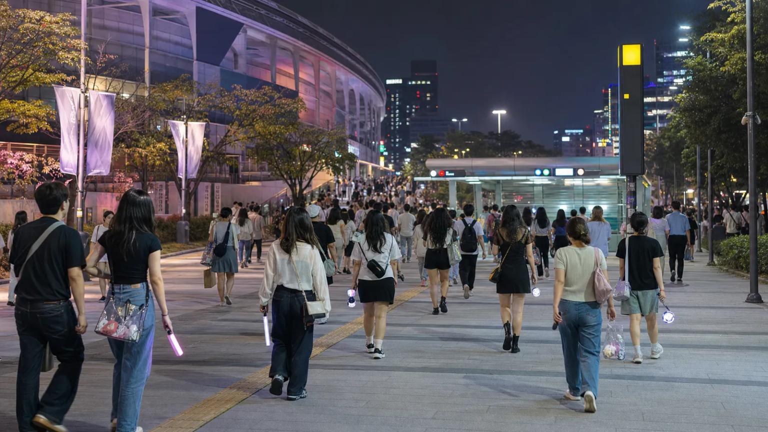 K-pop演唱会几点结束?散场后末班车、出租车与机场交通指南
